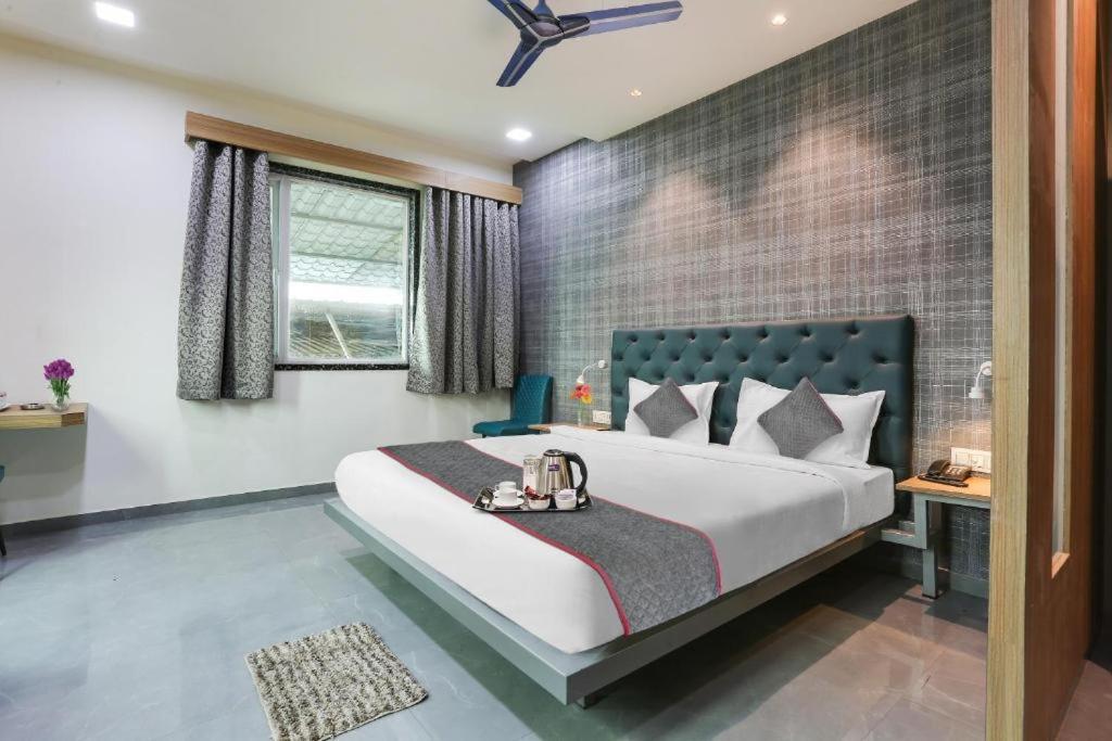 Glitz Hotels Arc Palace - Mankoli, Bhivándi Kültér fotó